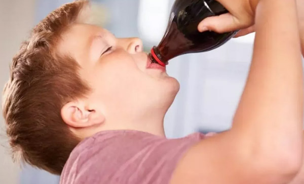 Trẻ uống quá nhiều các loại nước ngọt gây ra đái dầm khi ngủ